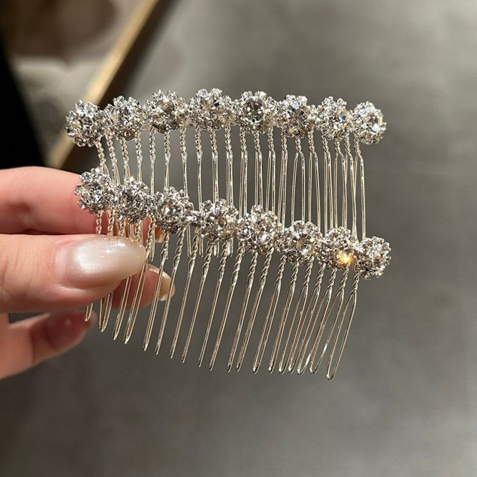 Wedding Decoration Supply - ミニマリストラインストーンフラワーヘアコーム花嫁のための結婚式シルバーカラー合金ヘアピン女性パーティーヘアスタイリングジュエリー装飾品